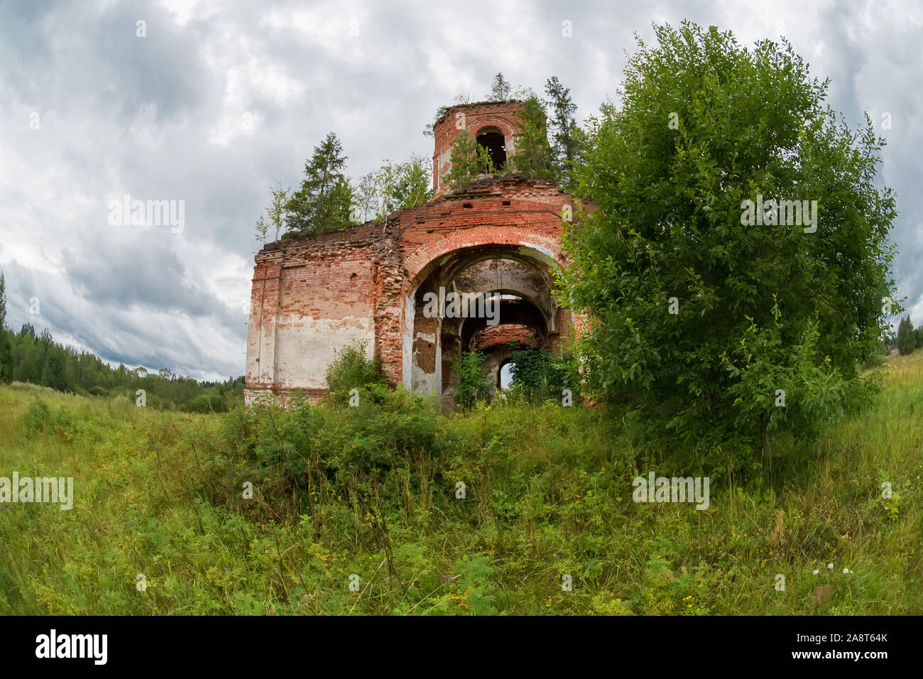 Die zerstörte Kirche von der Kazan Ikone der Mutter Gottes. Dorf Russky Noviki, Novgorod Stockfoto