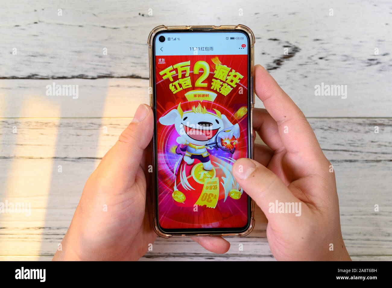 Zhongshan, China-November 11, 2019: Sammeln rote Taschen und Gutscheine auf jingdong App für Online Einkaufen auf Shopping Am heutigen 11. November verwendet. Stockfoto
