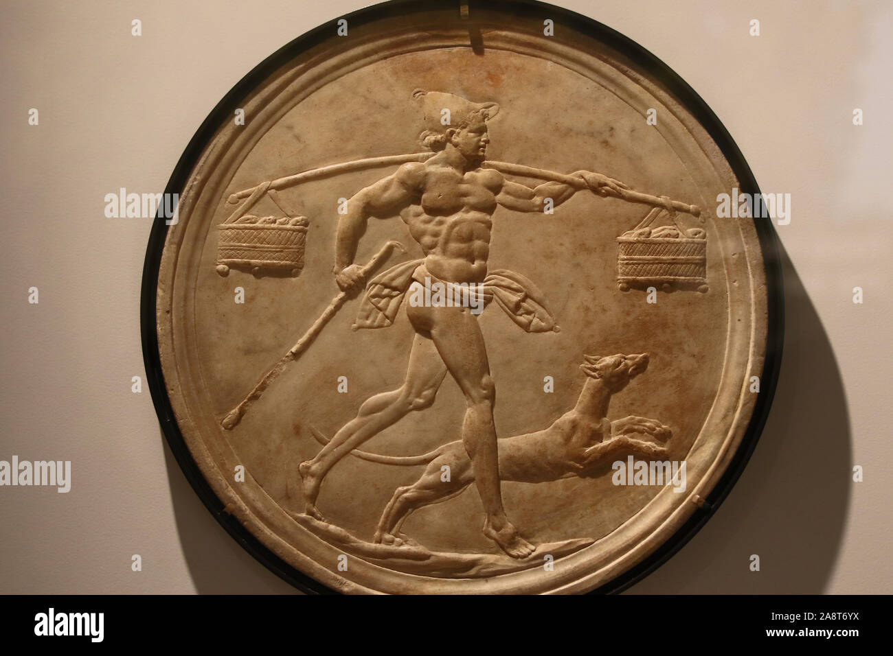 Römische Marmor oder Terrakotta oscillum, das einen Mann zeigt die Körbe mit Lebensmitteln, wahrscheinlich Fisch mit seinem Hund läuft neben ihm aus Pompeji Italien Stockfoto