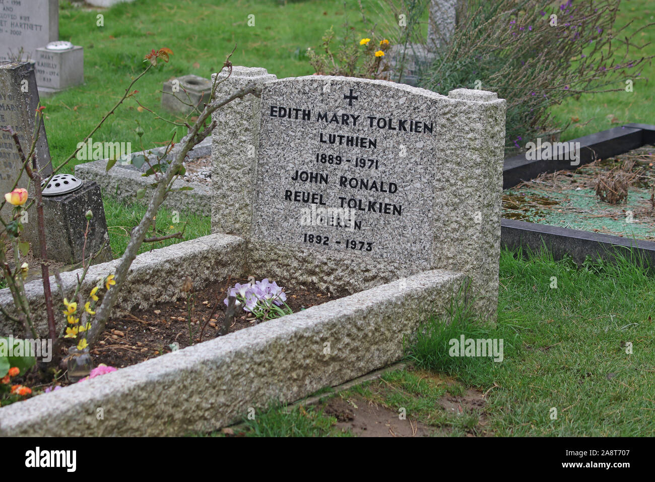 Grab und Grabstein von J.R.R. Tolkiens berühmten Autor von Der Herr der  Ringe, Der Hobbit und das Silmarillion Stockfotografie - Alamy