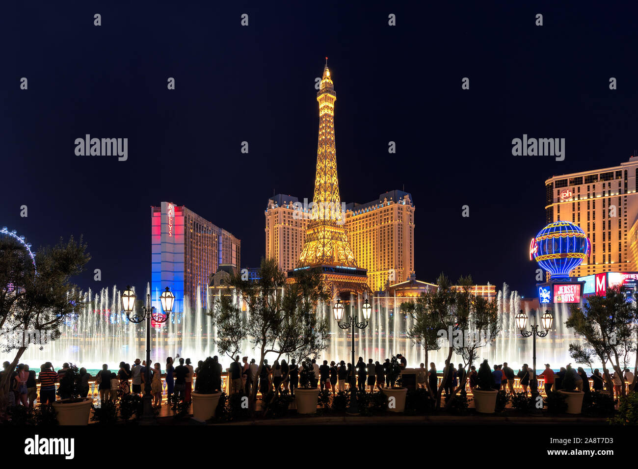 Die Menschen genießen von Las Vegas musikalische Wasserspiele am Bellagio Hotel & Casino bei Nacht Stockfoto