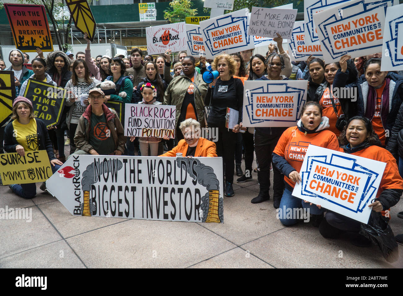 Klimagerechtigkeit Aktivisten protestieren vor der BlackRock Büro in New York City und Nachfrage CEO Larry Fink zu stoppen Finanzierung fossiler Brennstoff unternehmen. Stockfoto