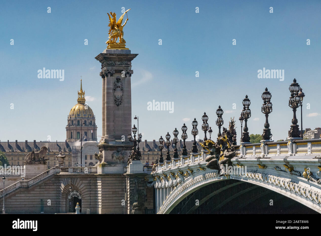Seitenansicht der Brücke Alexander III Stockfoto