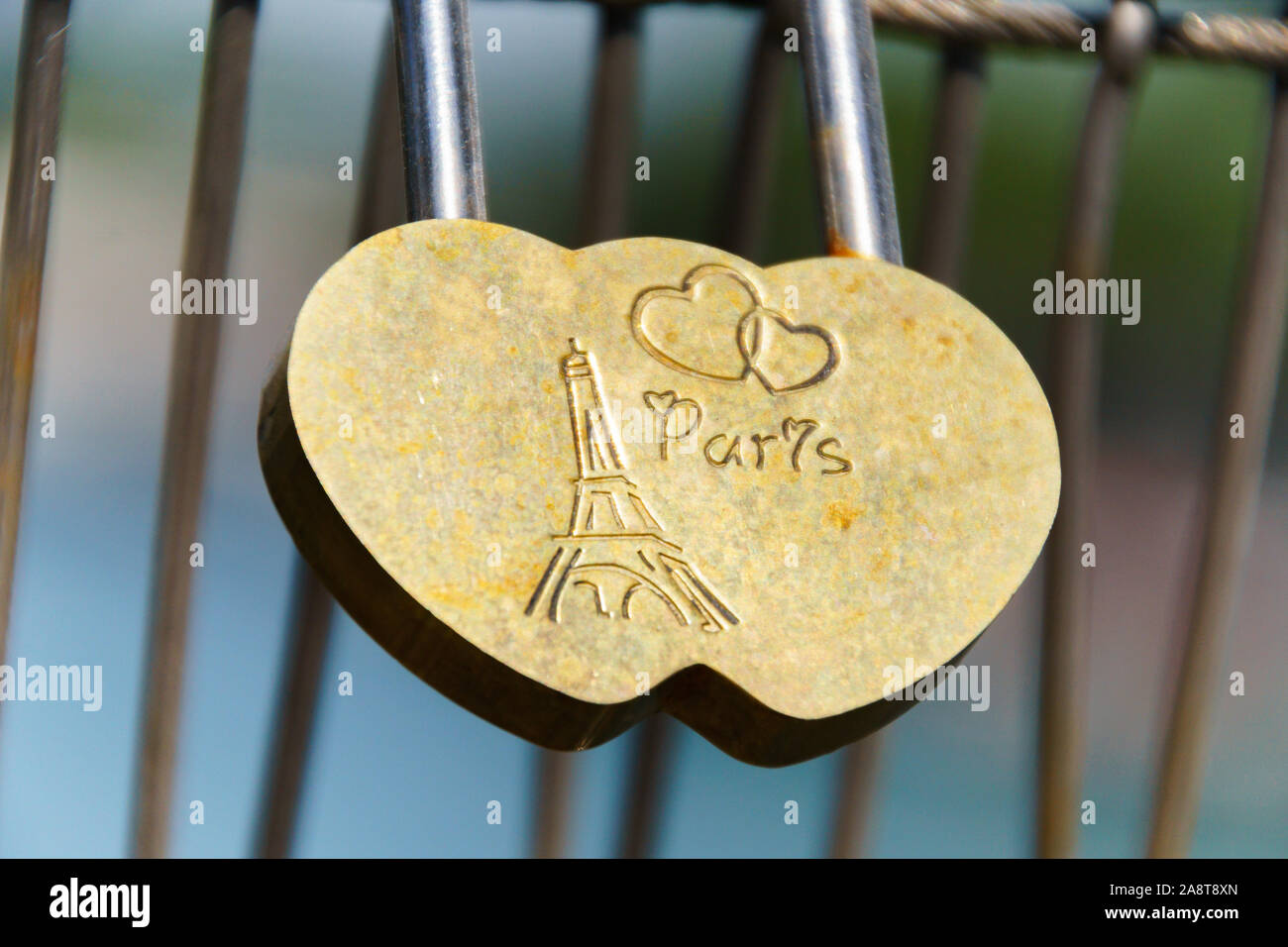 Herzförmige Vorhängeschloss mit Paris liebe Inschrift Stockfoto