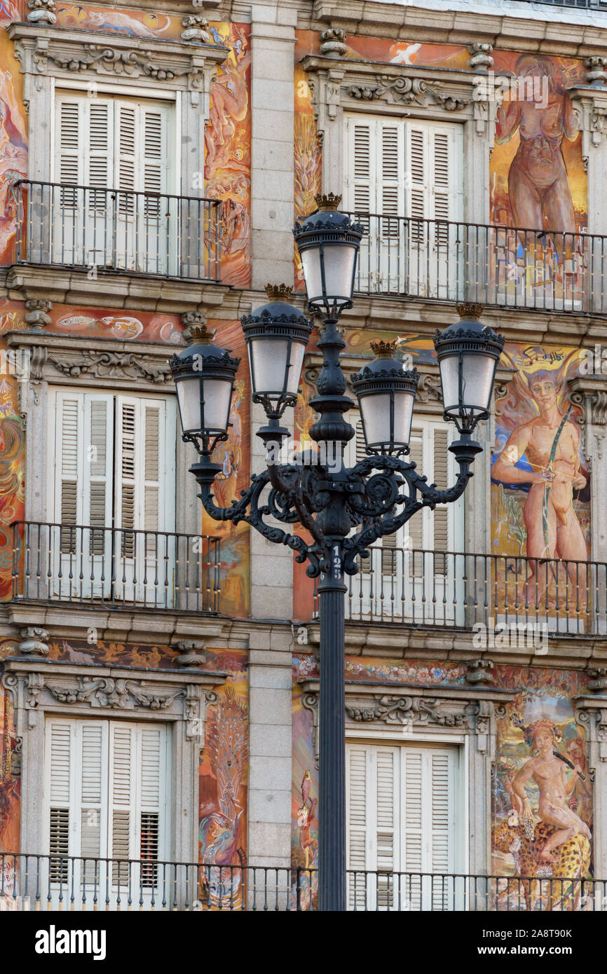 Detail einer Lampe an der Plaza Mayor, Madrid mit historischen Balkon im Hintergrund Stockfoto