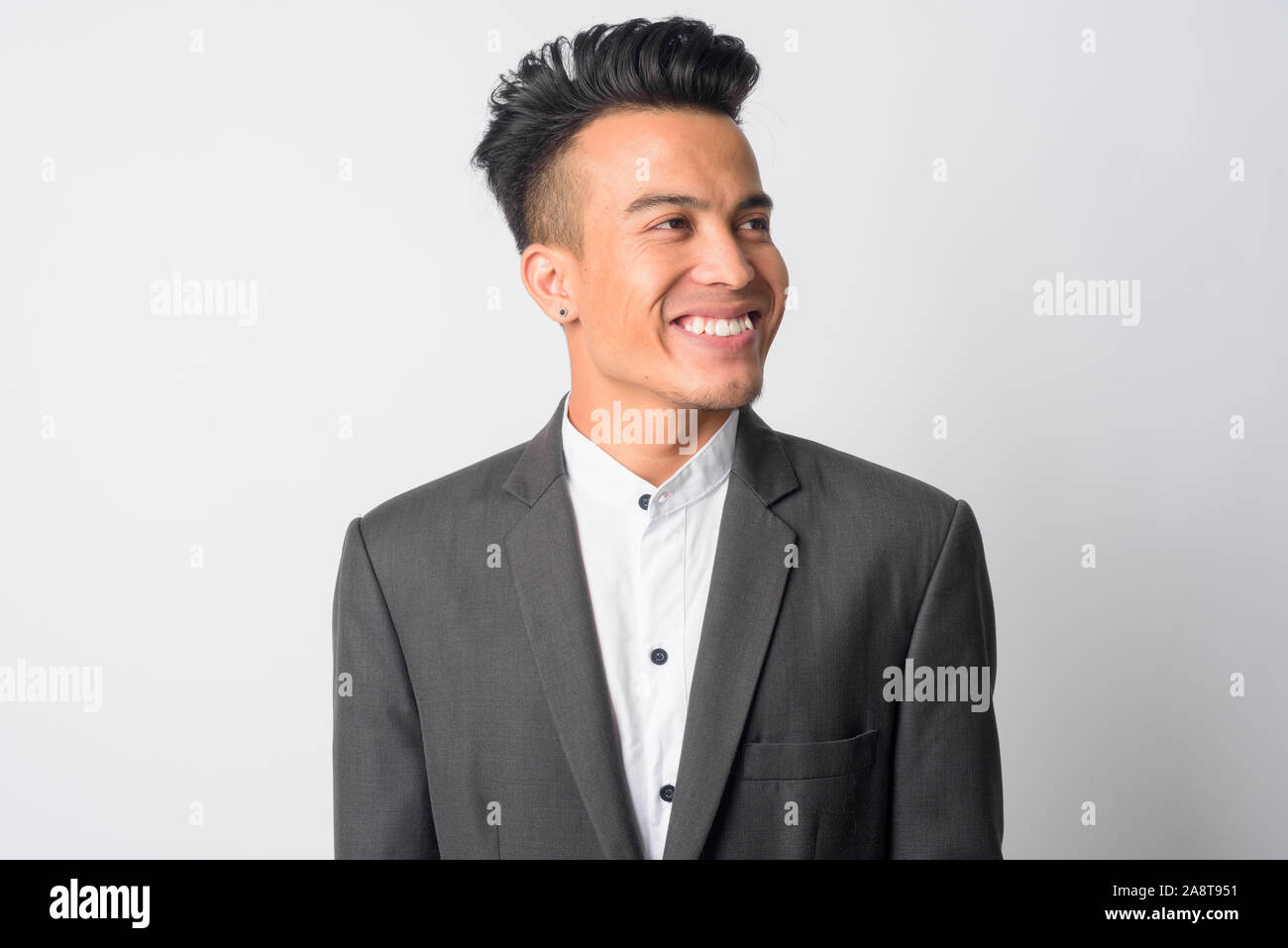 Angesichts der glückliche junge asiatische Geschäftsmann in Anzug denken Stockfoto