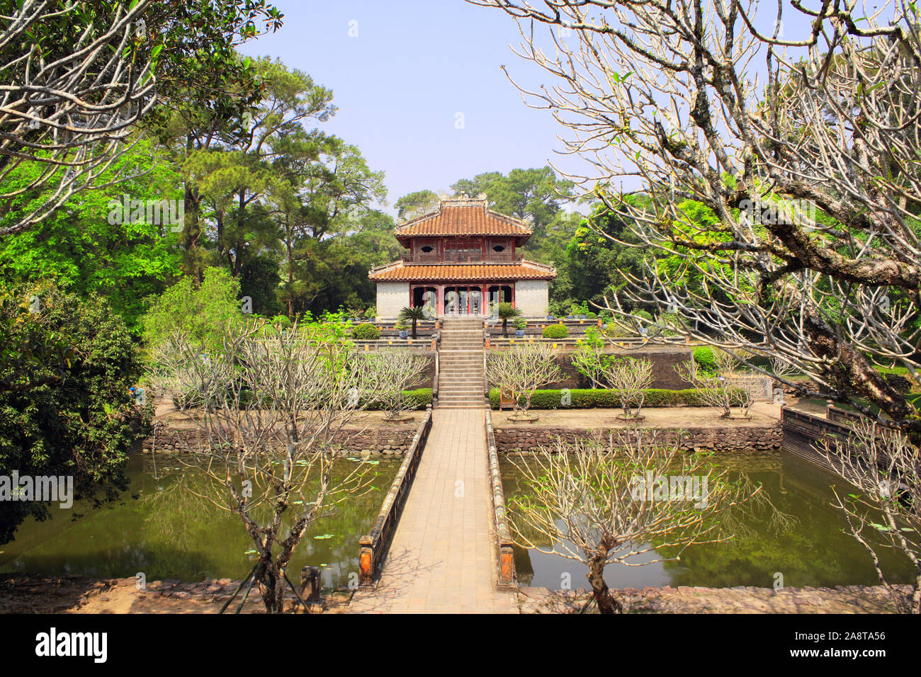 Alten Pavillon und Teiche im Kaiserlichen Minh Mang Grabmal des Nguygen Dynastie in Hue, Vietnam. Weltkulturerbe der UNESCO Stockfoto