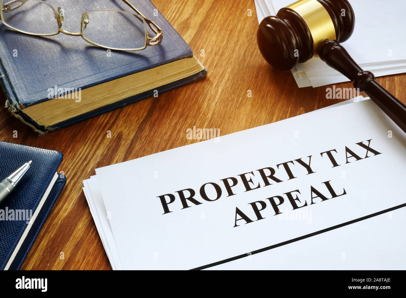 Grundsteuer Beschwerde Dokumente und Holz- Hammer. Stockfoto