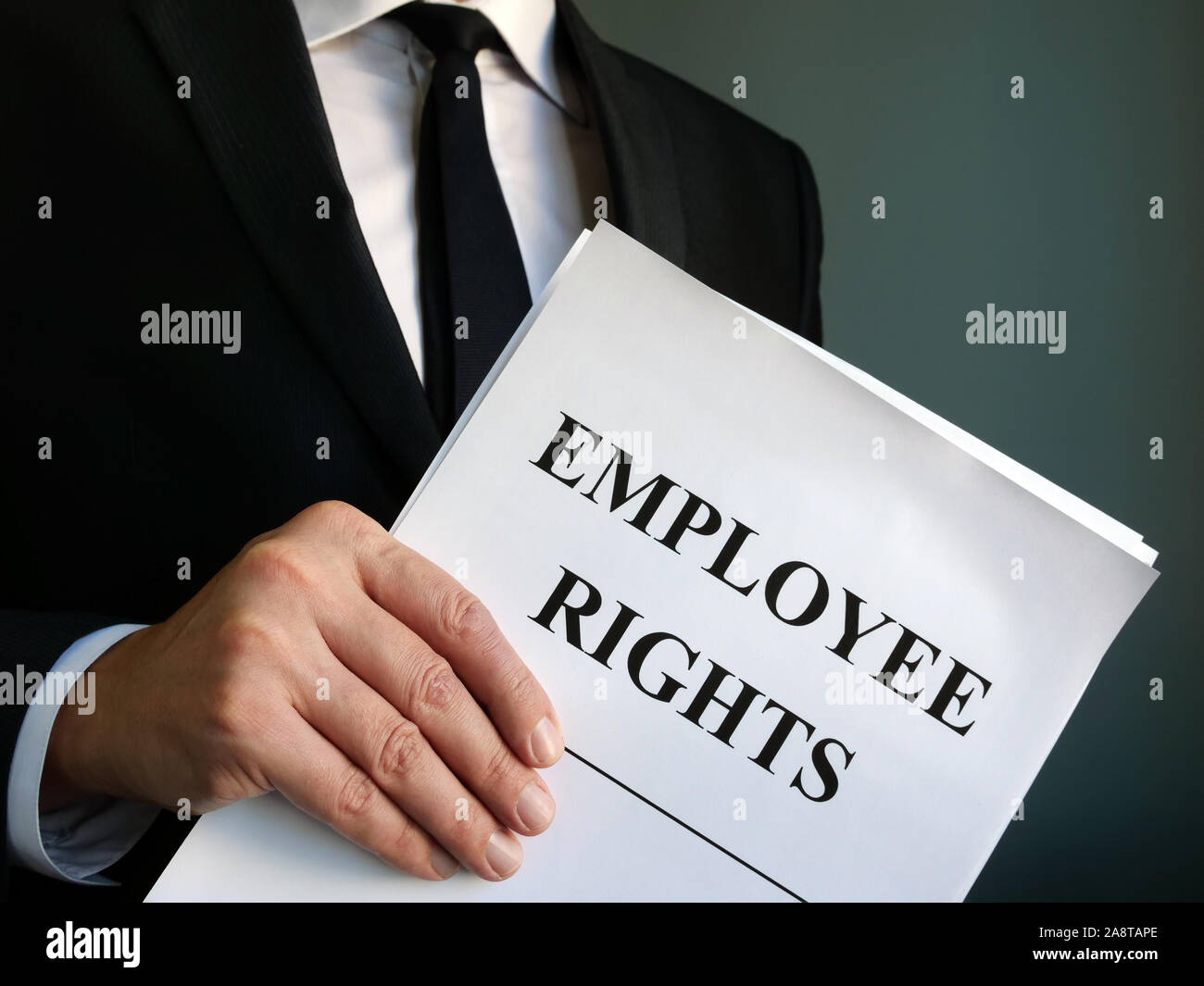 Rechte der Arbeitnehmer Gesetz Papiere in den Händen. Stockfoto
