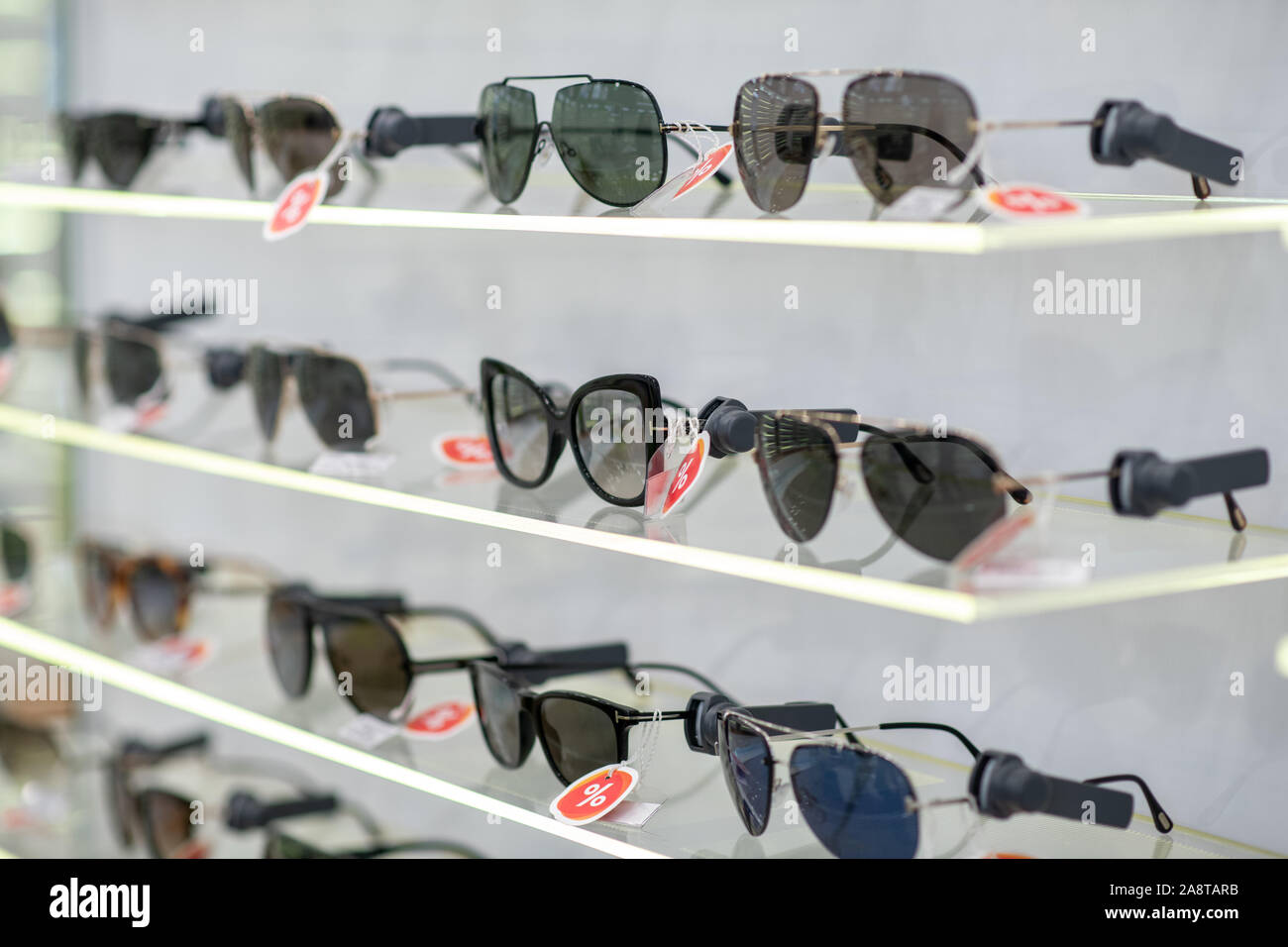 In der Nähe von eleganten Brillengestelle zum Verkauf liegen in den Regalen Stockfoto