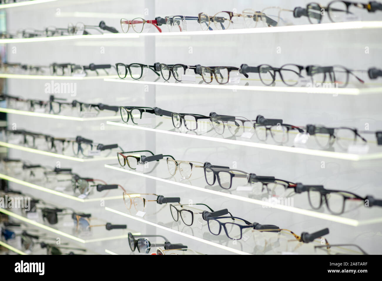 Unterschiedliche Gläser liegen in den Regalen in optischen Speichern Stockfoto