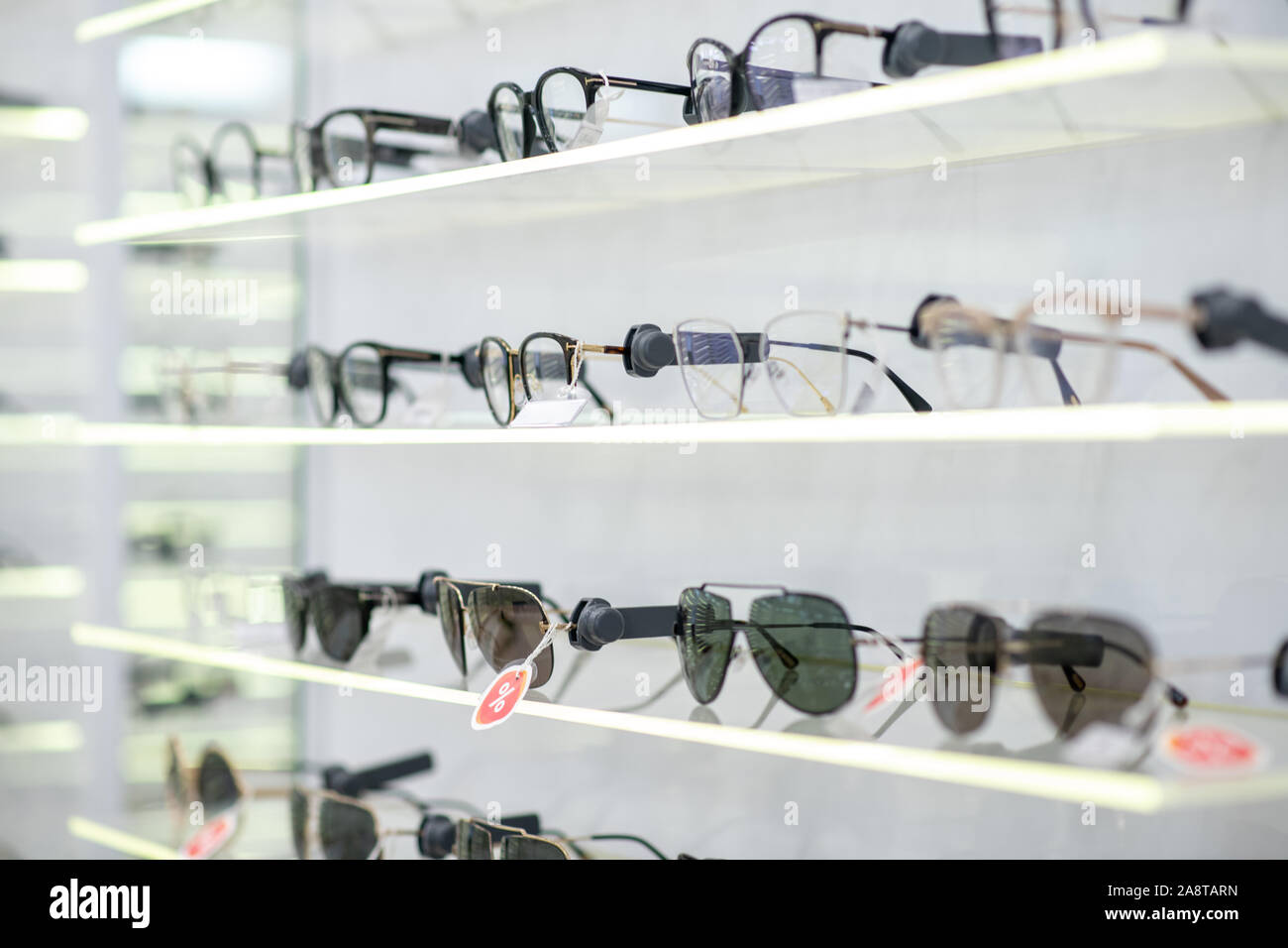 Nahaufnahme der verschiedenen Gläser liegen in den Regalen in optischen Speichern Stockfoto