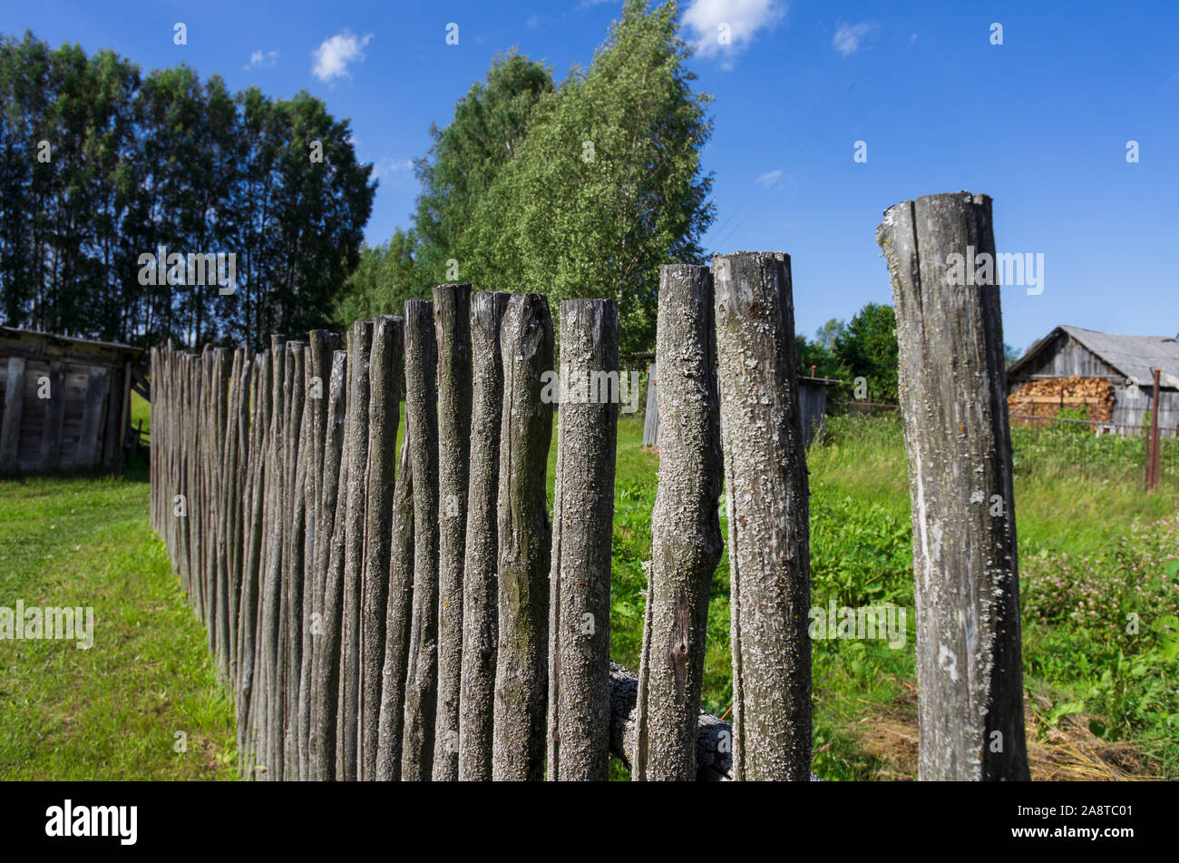 Plain bemoosten Holzzaun in der typischen alten russischen Stil an einem klaren Sommertag Stockfoto