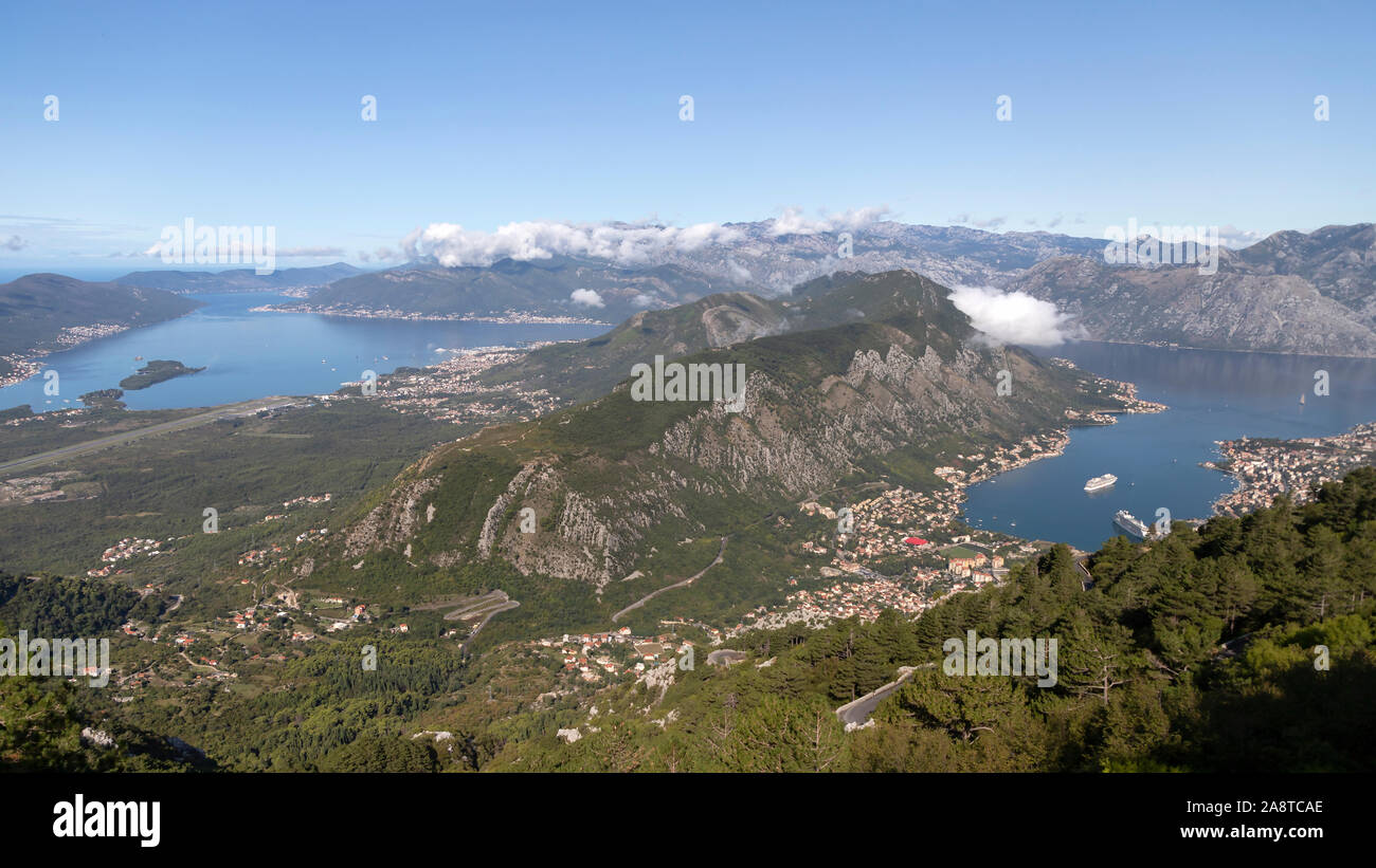 Montenegro - Blick auf die Bucht von Kotor Stockfoto