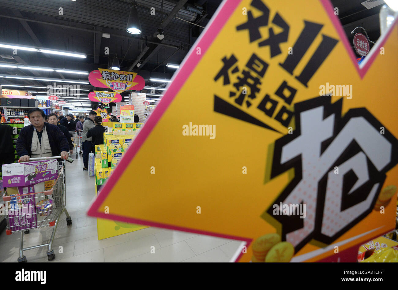 Hebei, China. 11 Nov, 2019.' 'Double 11'' nähern, einige Einkaufszentren, Supermärkte in Handan, Hebei, die einen großen Umfang der Werbeaktivitäten, anzuziehen, die Verbraucher einkaufen. Credit: SIPA Asien/ZUMA Draht/Alamy leben Nachrichten Stockfoto