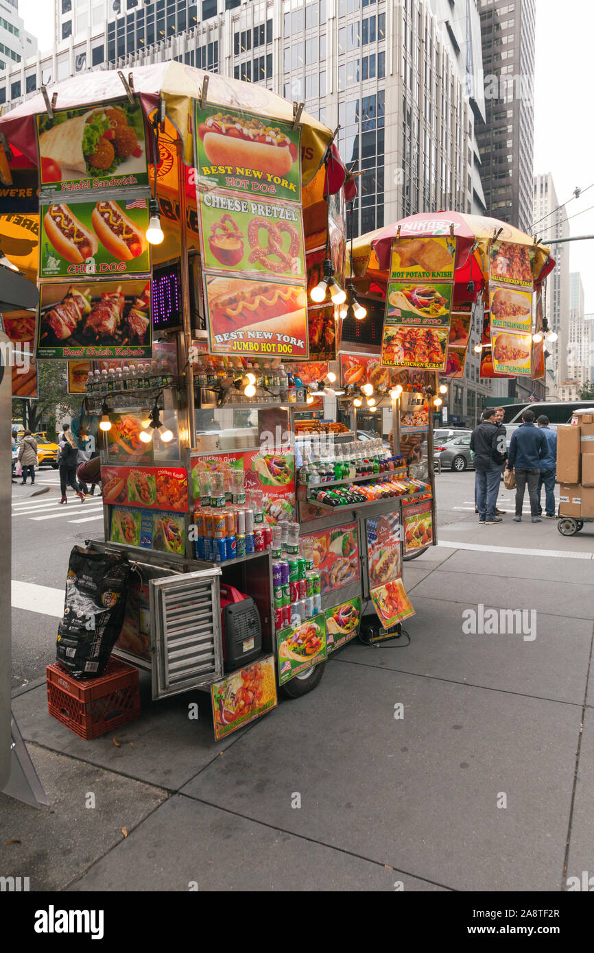 Hot dog Straßenhändler, Fifth Avenue, New York City, Vereinigte Staaten von Amerika. Stockfoto