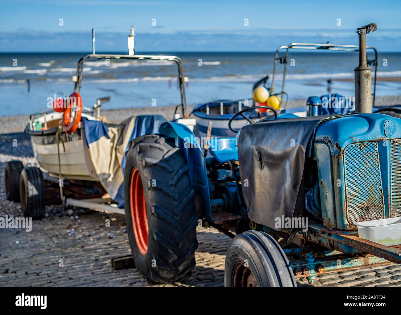 Selektiver Fokus auf einem Traktor verwendet, um Krabben Boote zum und vom Meer in der Küstenstadt Cromer, Norfolk Stockfoto