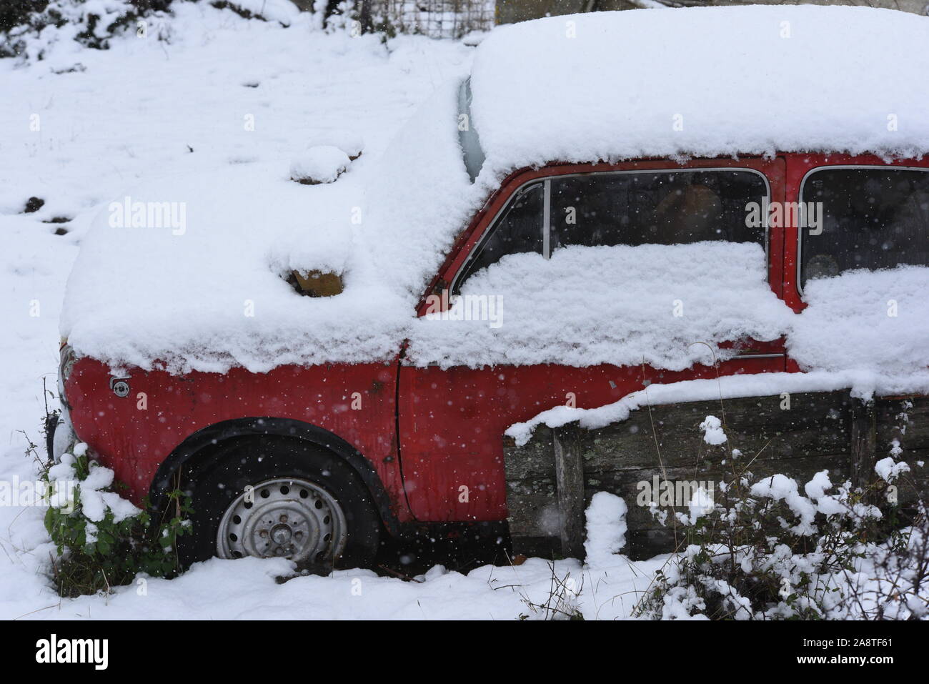 Tierras Altas, Spanien. 10 Nov, 2019. Ein Auto mit Schnee bedeckt gesehen wird am Oncala Berg (1.454 m) in der Nähe des kleinen Dorfes von Las Aldehuelas. ein Schneefall, von starkem Wind begleitet, schlug einige Dörfer von Tierras Altas Region, Provinz Soria. Gelb und Orange Snow Warnmeldungen wurden in mehreren Provinzen Nord Spanien gesetzt. Credit: SOPA Images Limited/Alamy leben Nachrichten Stockfoto