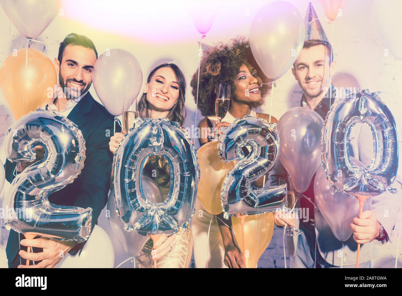 Partei Personen Frauen und Männer feiern Silvester 2020 Stockfoto