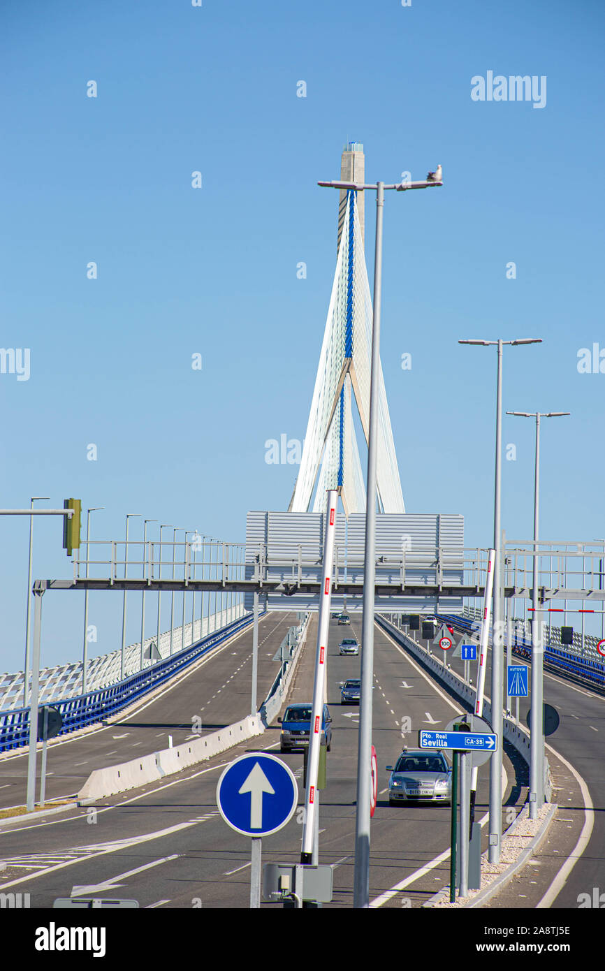 Die Straßenbrücke in Cadiz Stockfoto