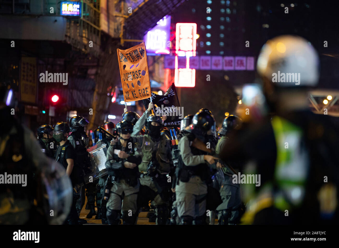 Polizei hält ein Feuer Waffe Warnung Flagge in Tsuen Wan District. Sonntag kämpfen zwischen Demonstranten und Polizei um Einkaufszentren und in verschiedenen Stadtteilen. Die 5 Monate in Folge der Hong Kong Proteste, die von einem jetzt zurückgezogen Auslieferung Bill funkte gekennzeichnet. Allerdings ist dieser Protest hat in den erweiterten Aufruf für demokratische Reformen und unabhängigen polizeilichen Ermittlungen entwickelt, sowie andere Anforderungen. Zusammen mit gegen das neue Gesicht Masken Gesetz durch die Notstandsgesetze erlassen verbieten. Trotz der Chief Executive Carrie Lam angekündigt, das Verbot auf das Gesicht, die Verordnung mit Wirkung zum 5. Oktober Stockfoto