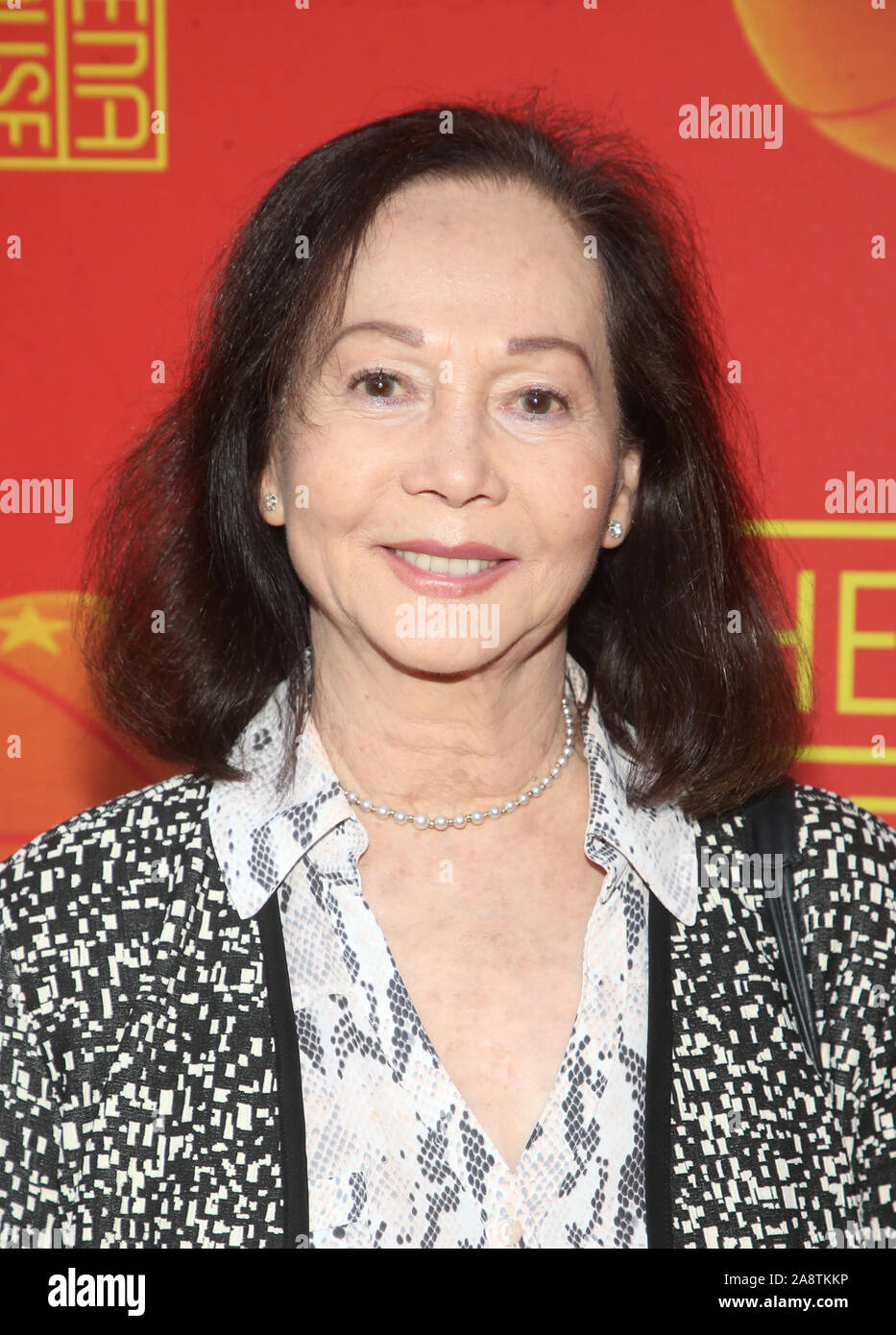 Pasadena, USA. 10. November 2019. Nancy Kwan, bei der Eröffnung des "Großen Sprung" am Pasadena Playhouse in Pasadena, Kalifornien am 10. November 2019. Kredit Faye Sadou/MediaPunch Credit: MediaPunch Inc/Alamy leben Nachrichten Stockfoto