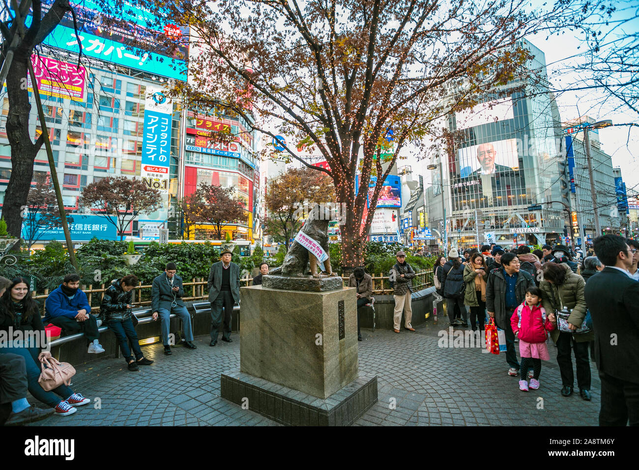Hachiko Denkmal, Blick auf die Bronzestatue von hachiko am Bahnhof