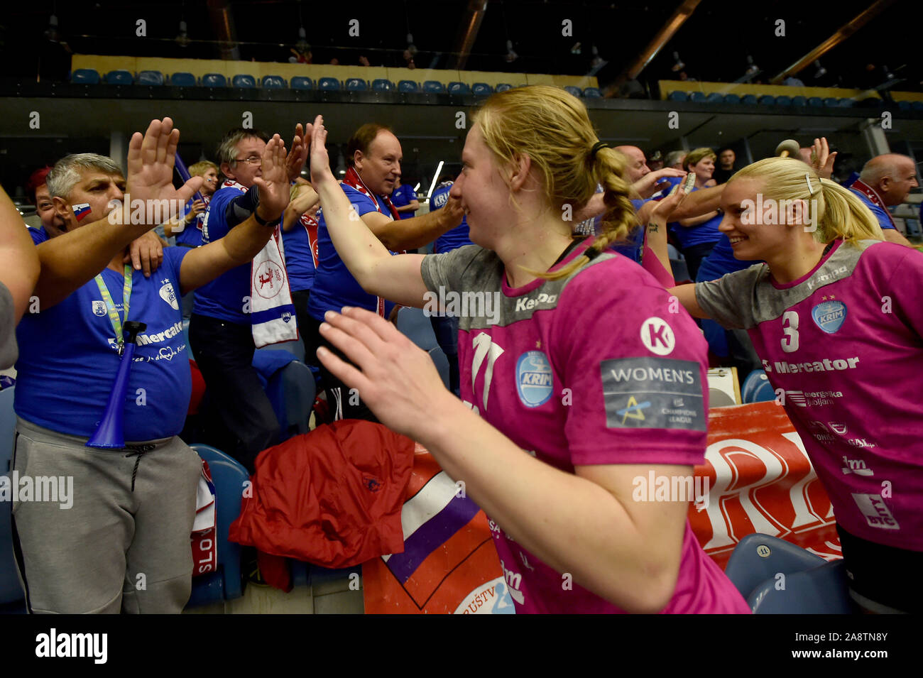 Chomutov, Tschechische Republik. 10 Nov, 2019. Slowenische Spieler Harma Van Kreij, Links, und Manca Juricova Danke an die Fans nach dem Gewinn der Frauen handball Champions League 5. Runde Gruppe D Match DHK Banik Die meisten vs RK Krim Mercator in Chomutov, Tschechische Republik, 10. November 2019. Credit: Ondrej Hajek/CTK Photo/Alamy leben Nachrichten Stockfoto