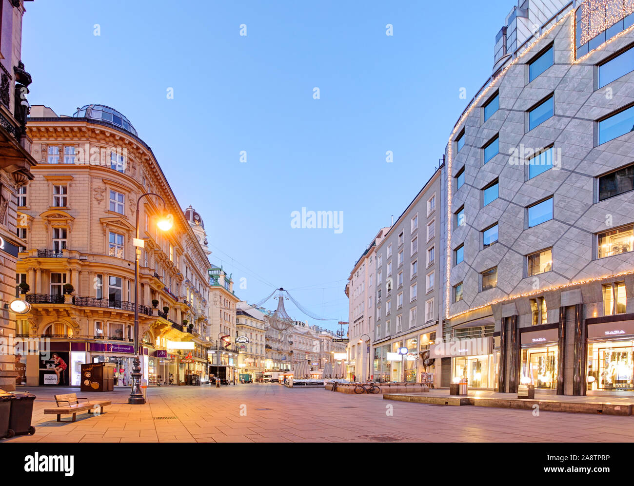 Wien, Österreich, 1. DEZEMBER 2015: Bohrung Dreifaltigkeitssäule und Graben Straße von Wien in Österreich mit Weihnachten Dekoration in der Straße Stockfoto