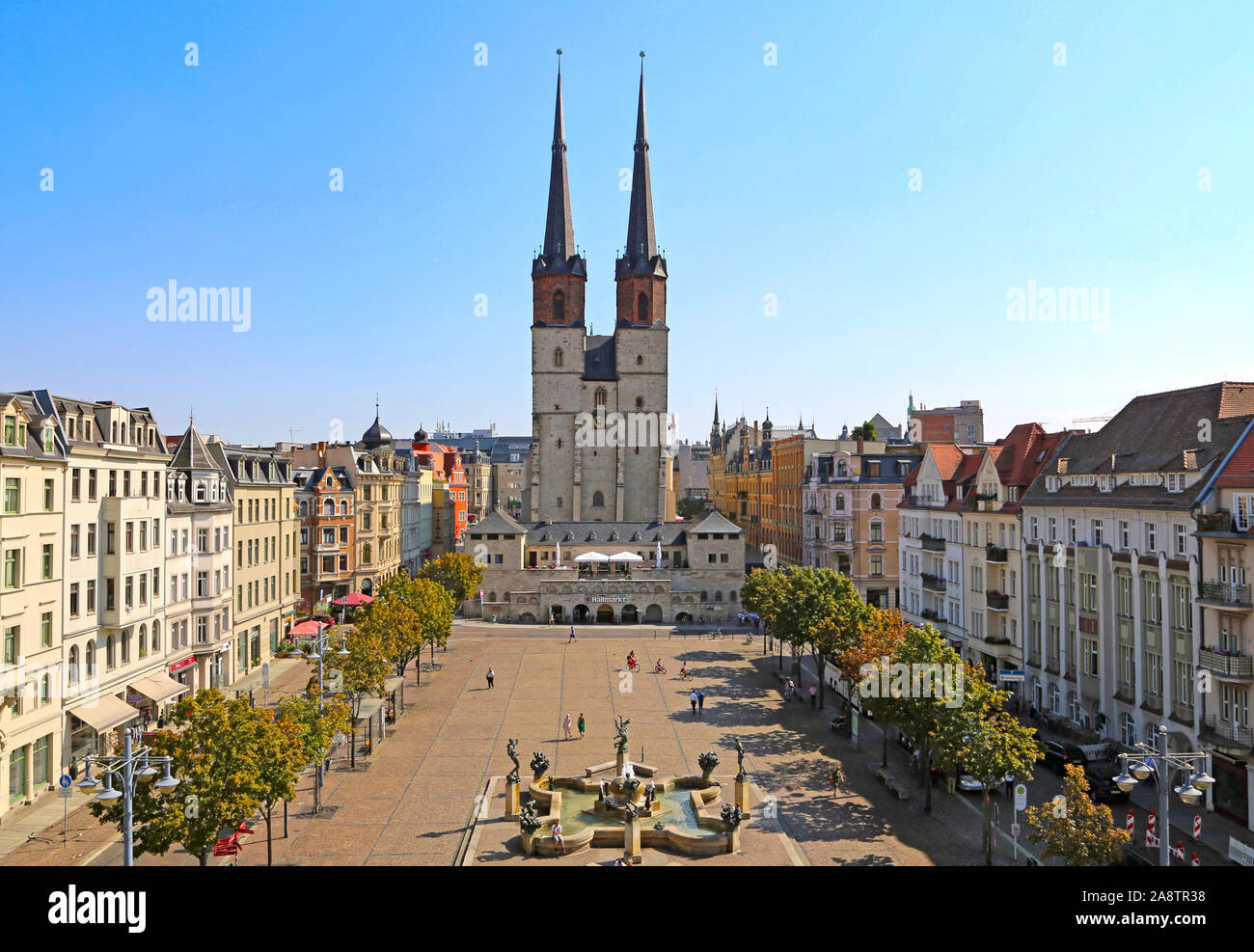 Halle/Saale, Germany-August 24, 2019: Westside aus der Halle Markt mit Unterstation, St. Mary's Church und Springbrunnen Stockfoto