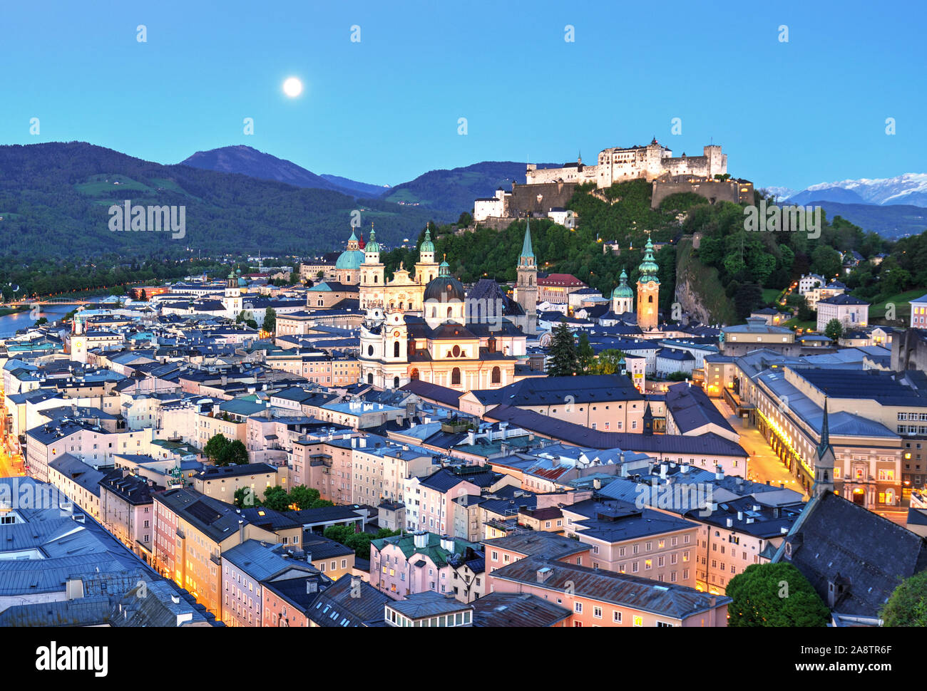 Salzburg-Skyline bei Nacht, Österreich Stockfoto