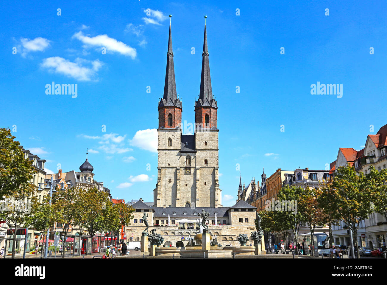 Halle/Saale, Germany-August 24, 2019: Westside aus der Halle Markt mit Unterstation, St. Mary's Church und Springbrunnen Stockfoto