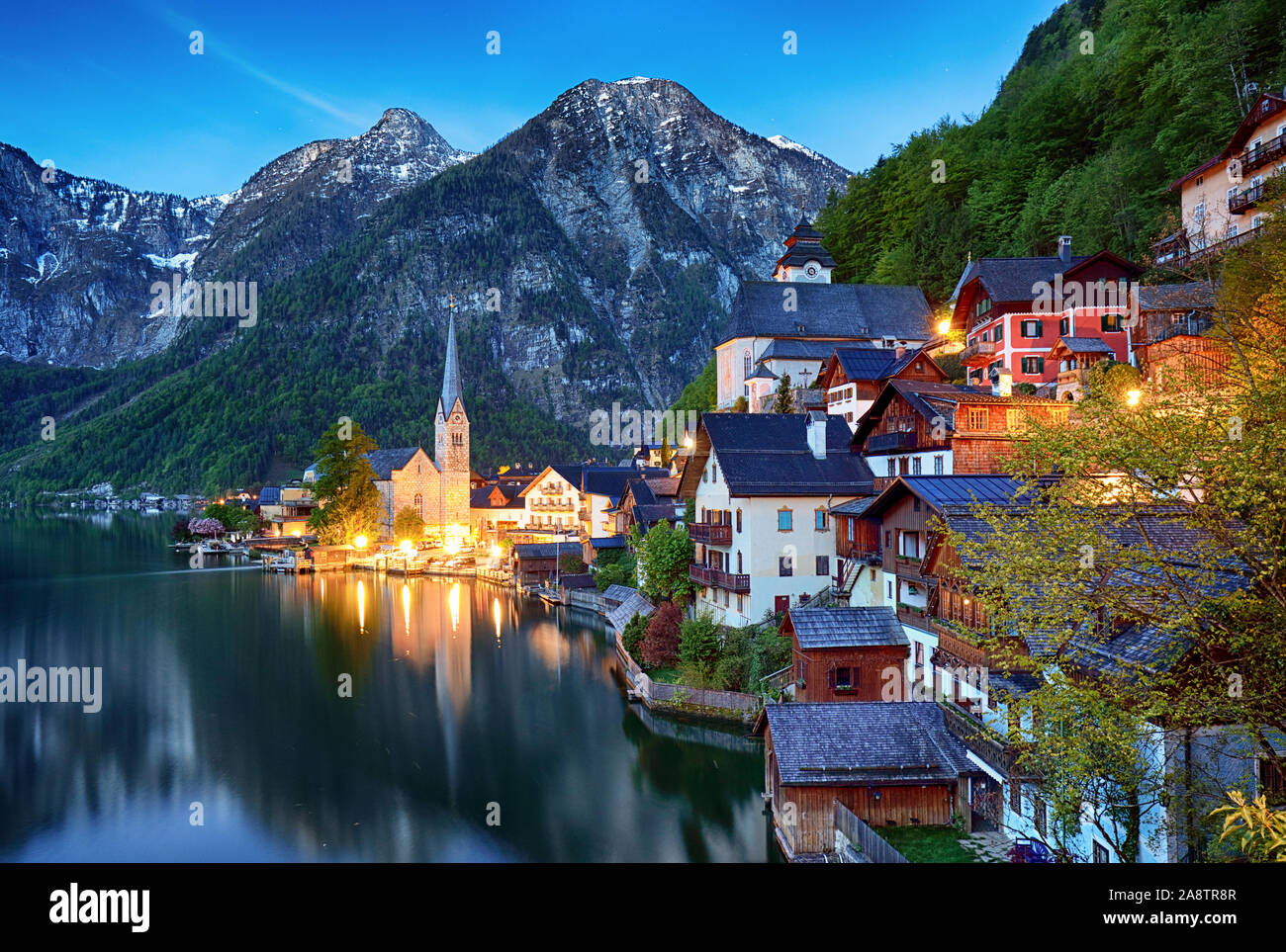 Schönen Sommer Hallstatt Stadt und See Hallstätter finden Sie unter Anzeigen von Österreich Stockfoto