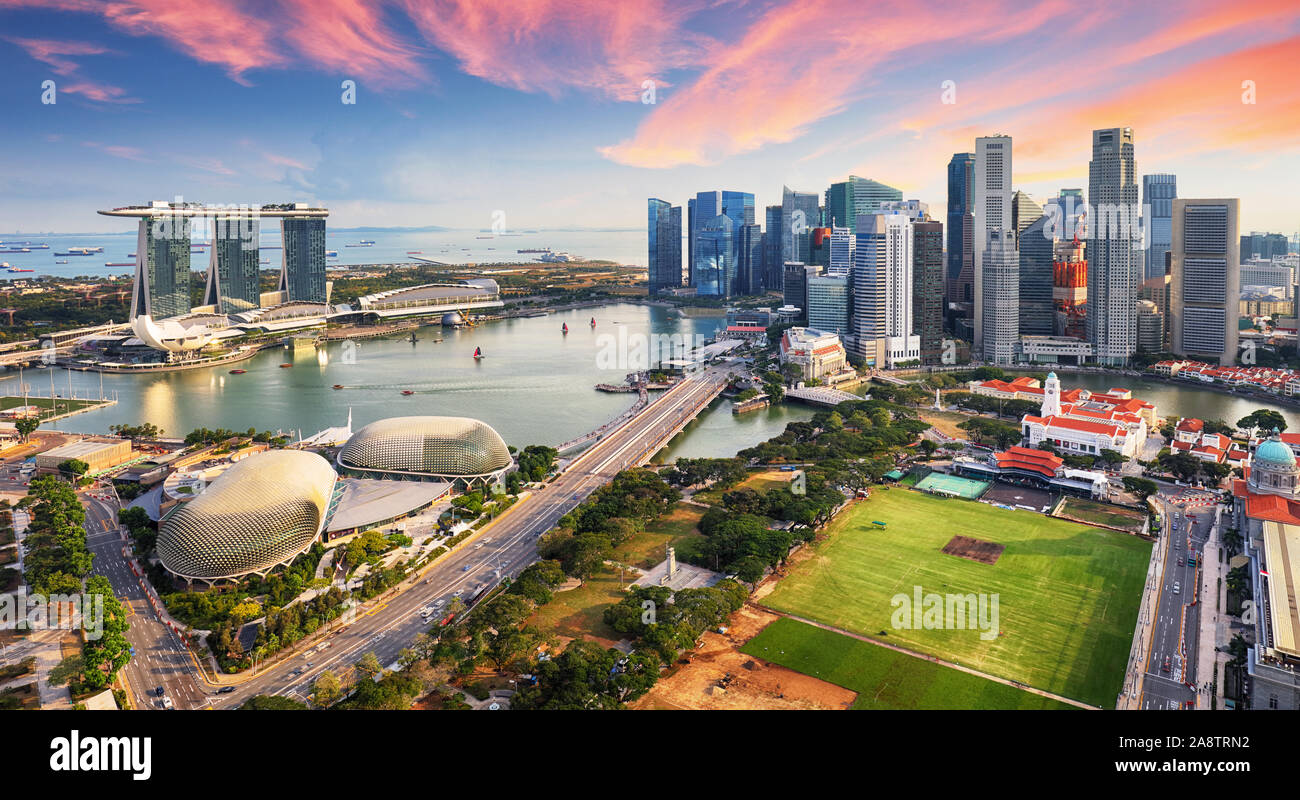 Luftbild des bewölkten Himmel an der Marina Bay in Singapur Skyline der Stadt. Stockfoto