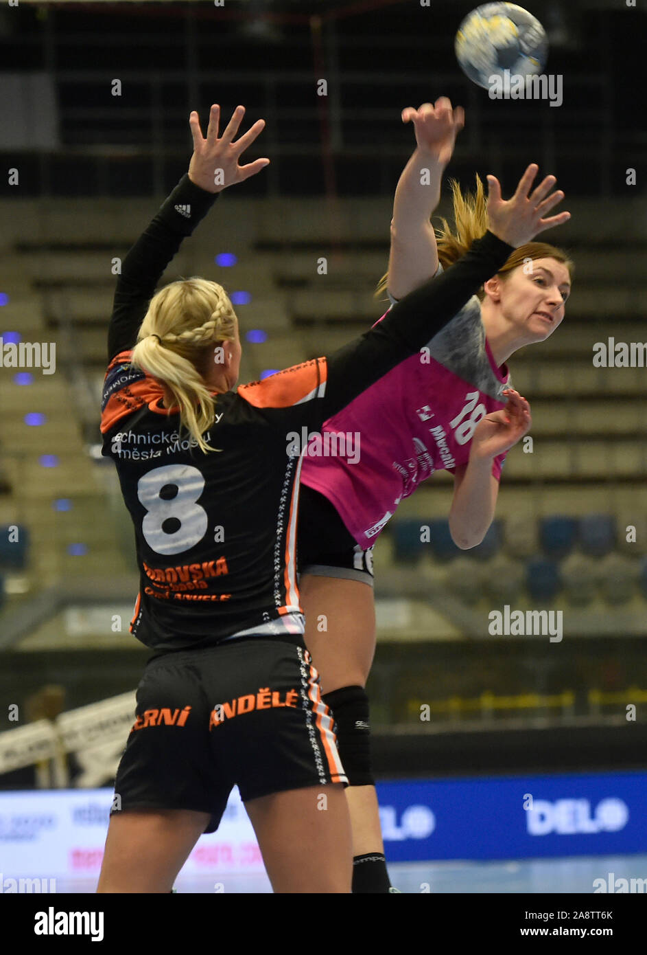 Chomutov, Tschechische Republik. 10 Nov, 2019. Michaela Borovska der meisten, Links, und Nina Zulic der Krim in Aktion während der Frauen handball Champions League 5. Runde Gruppe D Match DHK Banik Die meisten vs RK Krim Mercator in Chomutov, Tschechische Republik, 10. November 2019. Credit: Ondrej Hajek/CTK Photo/Alamy leben Nachrichten Stockfoto