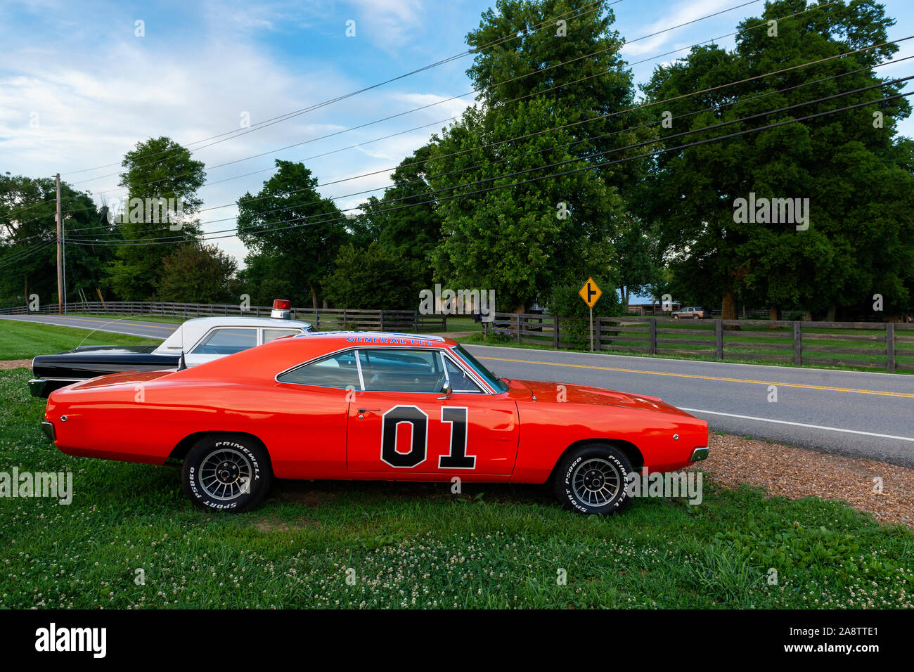 Tennessee, USA - 26. Juni 2014: Repliken der General Lee Ladegerät und der Sheriff auto, aus der TV-Serie Die Herzöge von Hazzard, zusammen geparkt Stockfoto