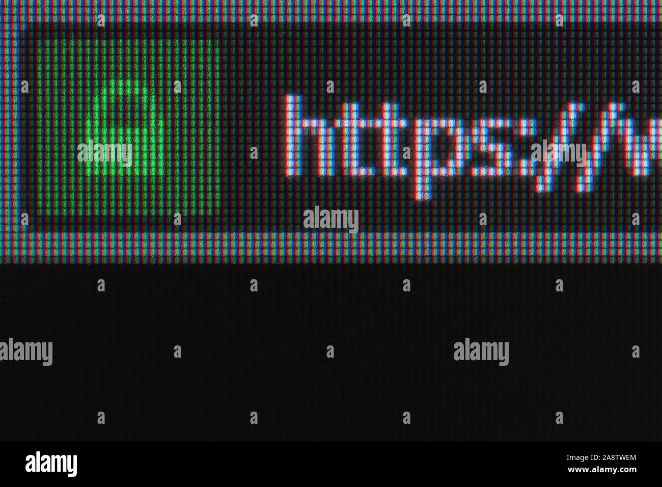Extreme Nahaufnahme auf dem LCD-Bildschirm mit https Vorhängeschloss und URL-Leiste. Internet Security, SSL-Zertifikat, Cybersecurity, Suchmaschine und Web-browser-Konzept Stockfoto