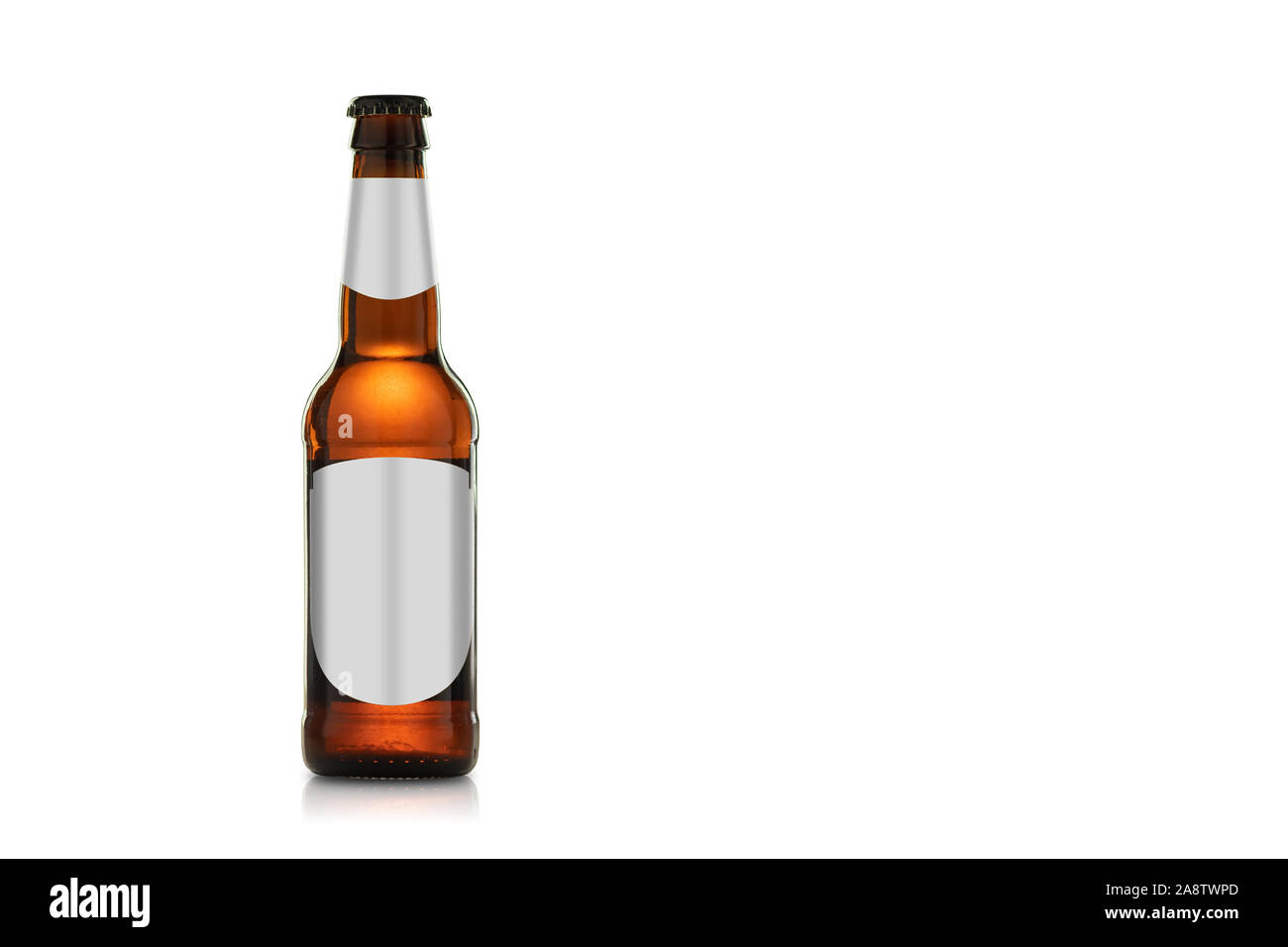 Flasche schöne bernsteinfarbene Bier mit leeren Aufkleber auf weißem Hintergrund. Mit Freistellungspfaden. Stockfoto