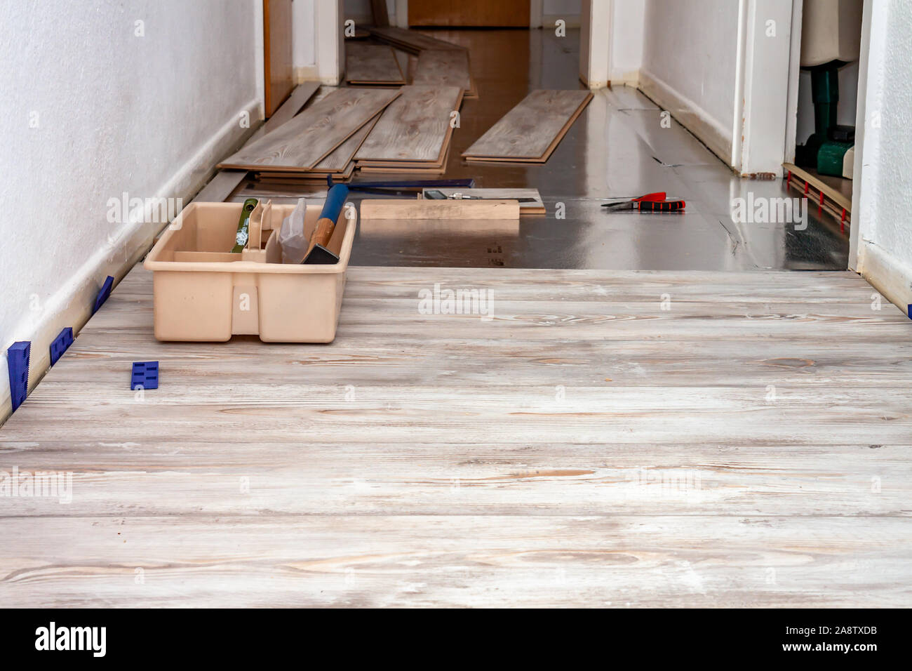 Zimmer - Lobby - mit unfertigen Laminat Installation. Stockfoto