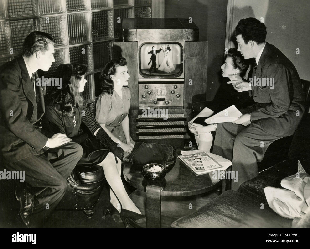 Freunde versammelt, um fernzusehen, USA 1950 Stockfoto