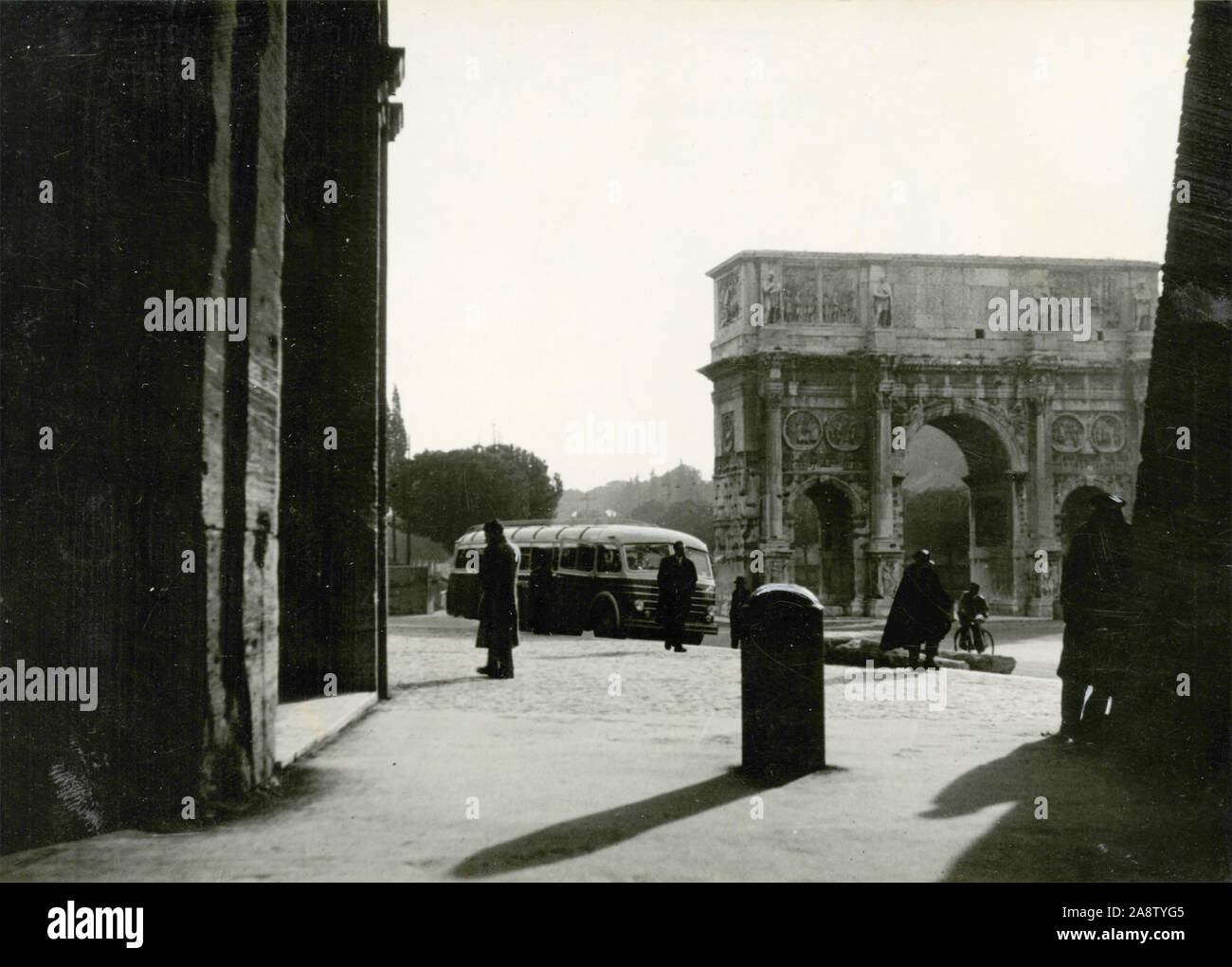 Touristische Bus zwischen dem Kolosseum und Konstantinsbogen geparkt Warten auf die Pilger, Rom, Italien 1950 Stockfoto