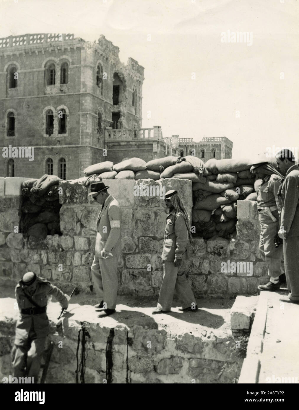 UN-Beobachter Frank Begley auf einem Arabischen gunpost an der alten Stadtmauer, Jerusalem, Israel 1948 Stockfoto