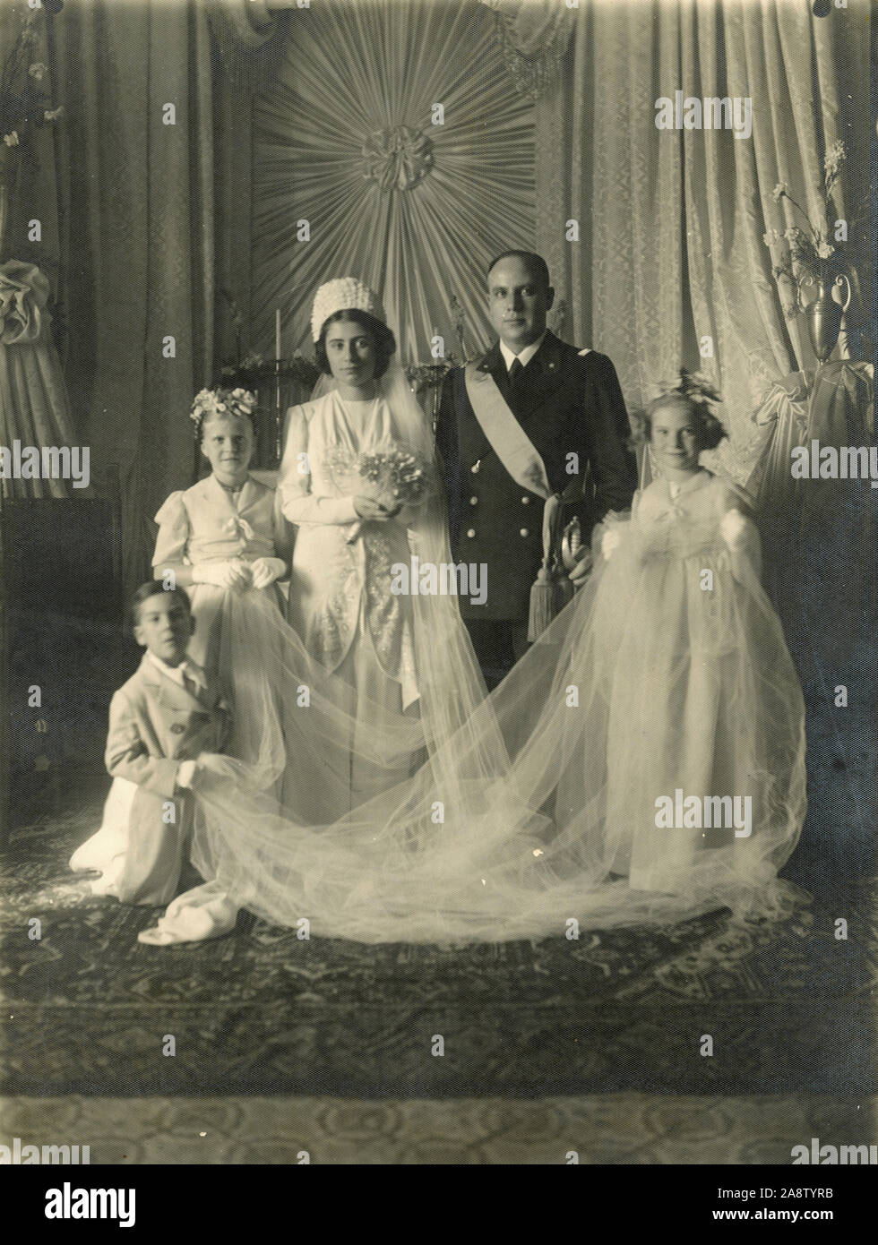Uniformierte Besen und die Braut bei der Hochzeit mit Seiten, Italien 1930 Stockfoto