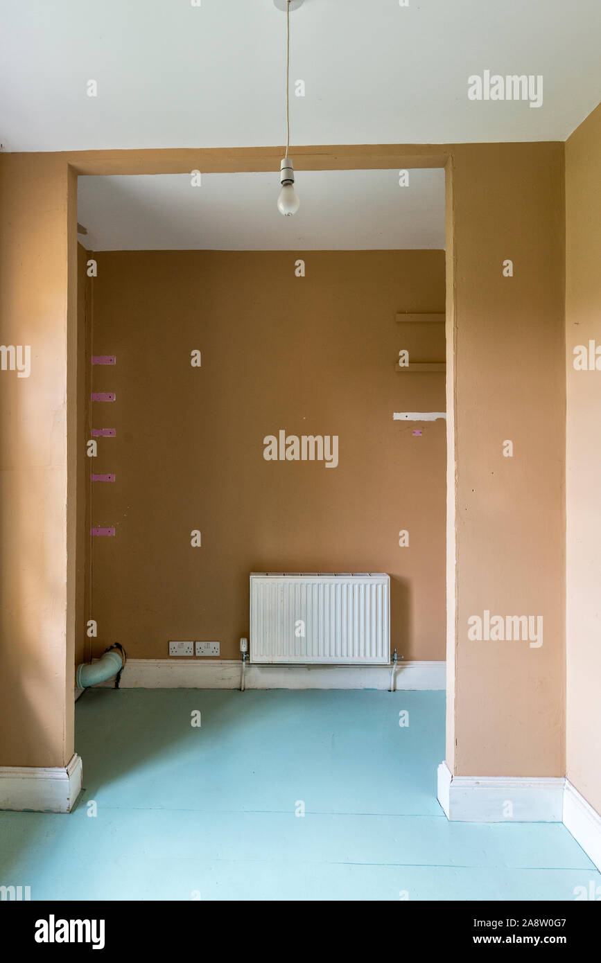 Zimmer in einem alten Haus vor der Konvertierung in ein Badezimmer (siehe Bild 2 A 8 W 0 MA für fertige Konvertierung) Stockfoto