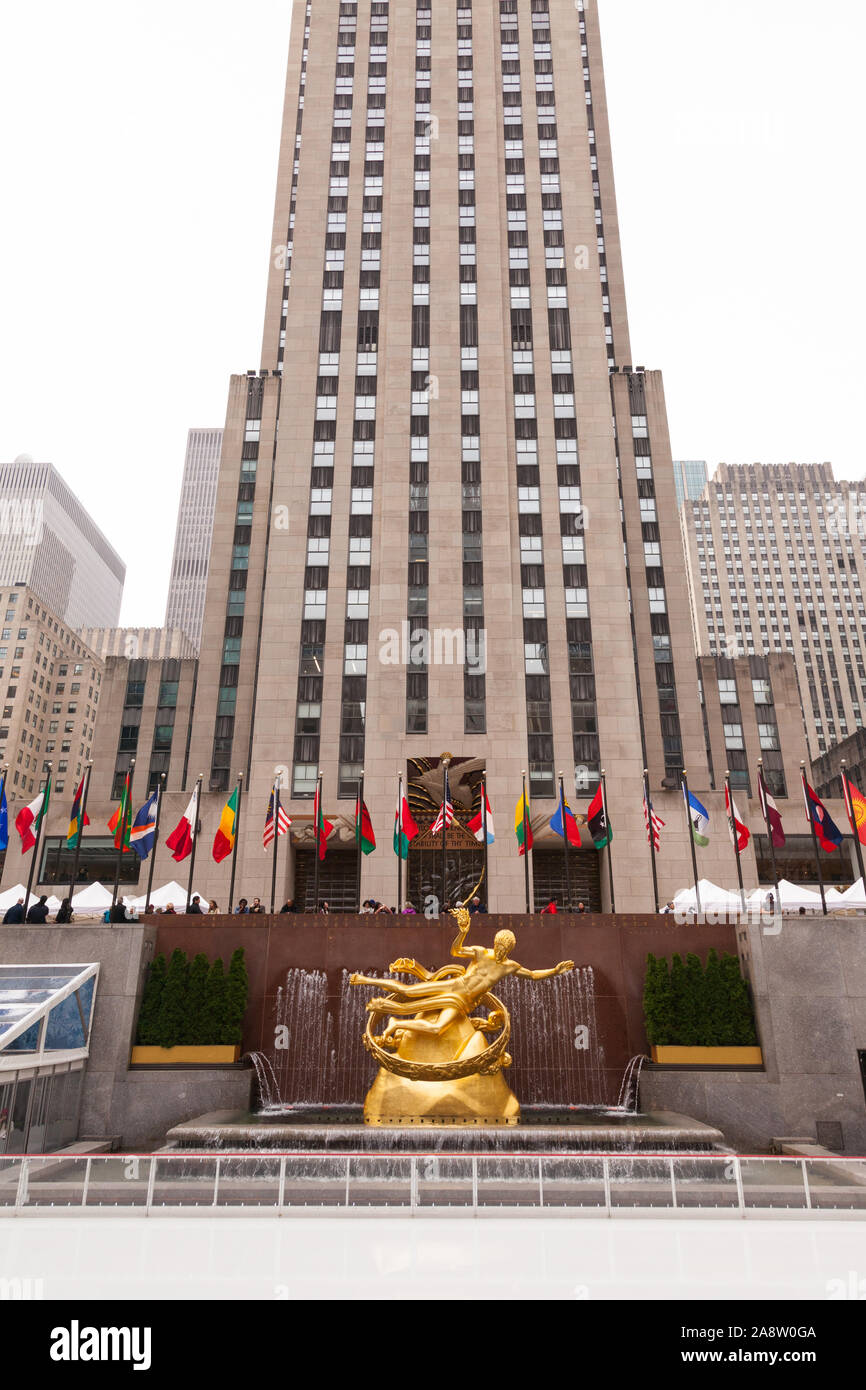 Statue des Prometheus in der unteren Plaza mit Blick auf die Eisbahn, Rockefeller Center, Manhattan, New York City, Vereinigte Staaten von Amerika. Stockfoto