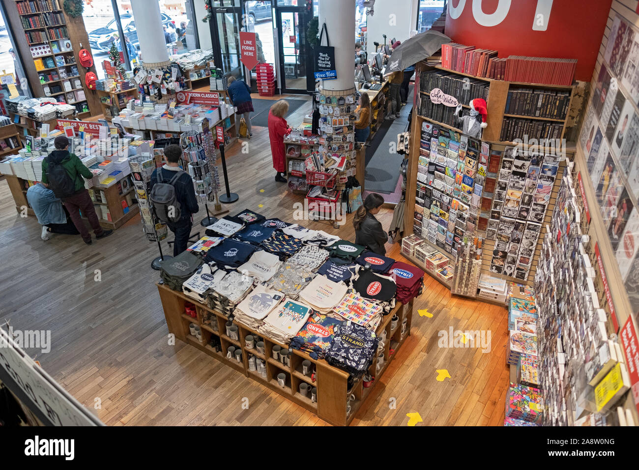 Ein Blick von Oben im Erdgeschoss der Strand Book Store am Broadway in Greenwich Village, Manhattan, New York City. Stockfoto