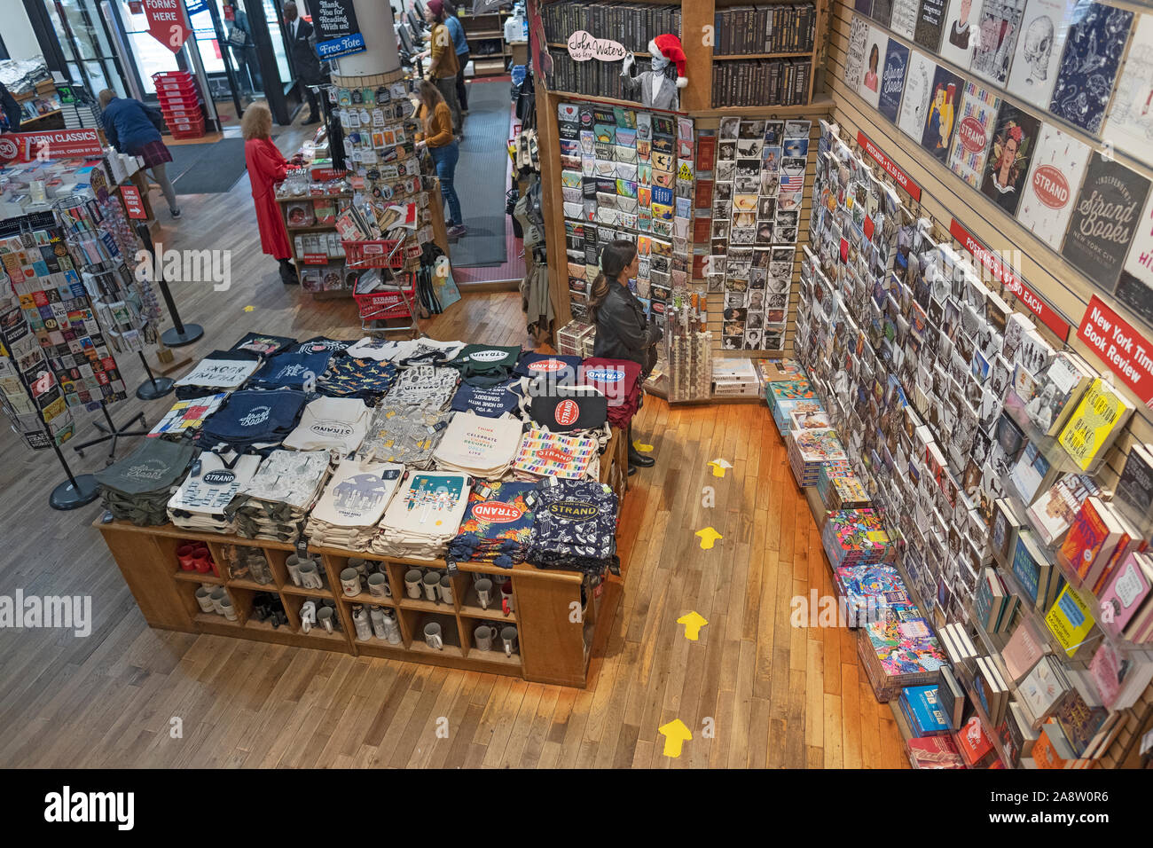 Ein Blick von Oben im Erdgeschoss der Strand Book Store am Broadway in Greenwich Village, Manhattan, New York City. Stockfoto