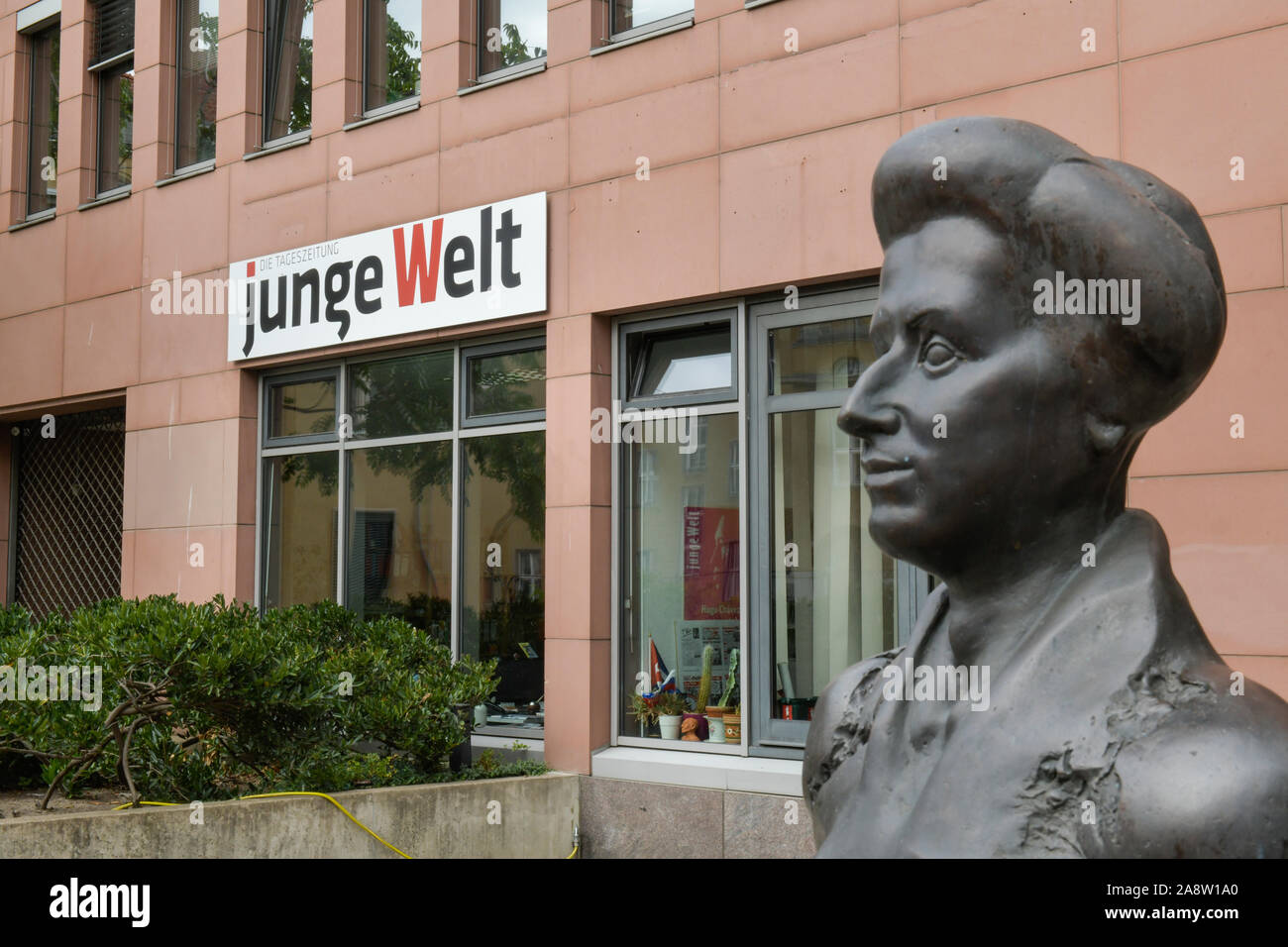 Verlag und Redaktion Zeitung 'junge Welt', die Denkmal Rosa Luxemburg, Weydingerstraße, Mitte, Berlin, Deutschland Stockfoto