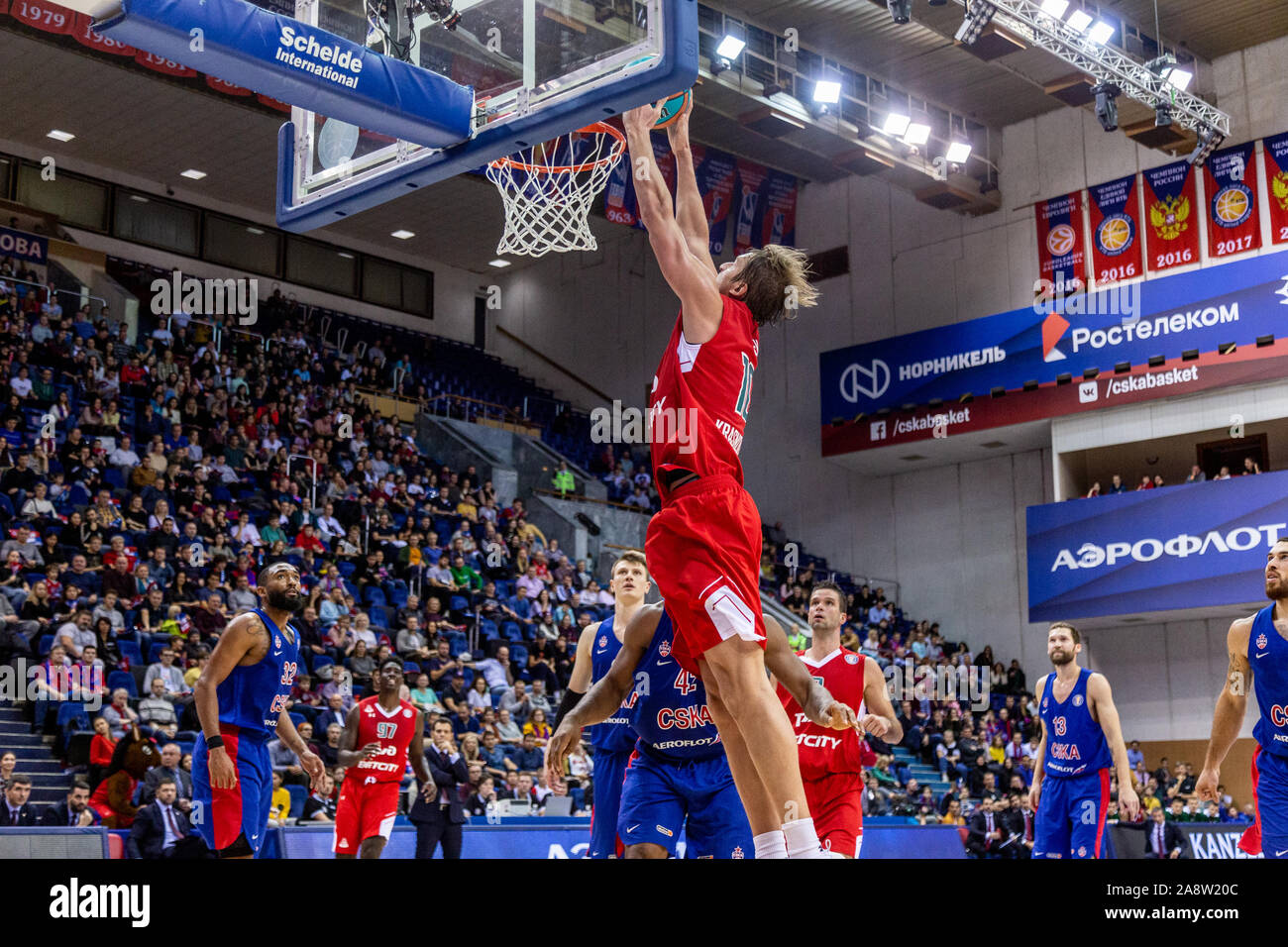 Moskau, Russland. 10 Nov, 2019. #10 Wladimir Ivlev in Aktion während der Russischen VTB United Basketball League 2019-2020 Saison zwischen Lokomotiv-Kuban und CSKA Moskau. CSKA Moskau gewann 81-72. Credit: SOPA Images Limited/Alamy leben Nachrichten Stockfoto