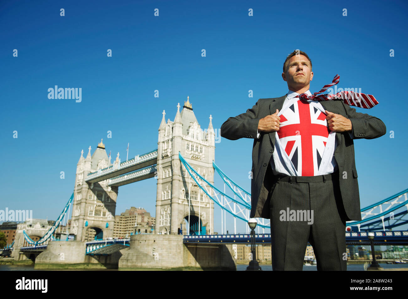 Patriotische britischer Geschäftsmann öffnen seinen Anzug innere Union Jack Brexit Superhelden vor der Skyline von London zu offenbaren Stockfoto